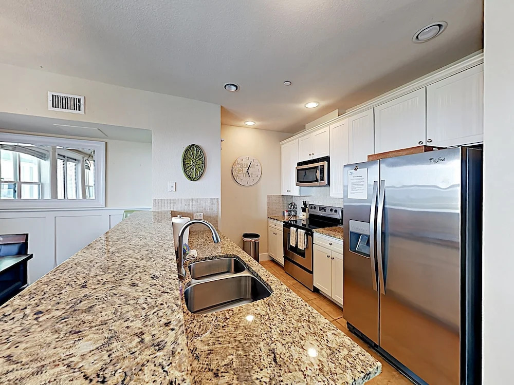 New Listing! Bay-view Gem W/ Pool, Hot Tub & Beach 2 Bedroom Condo