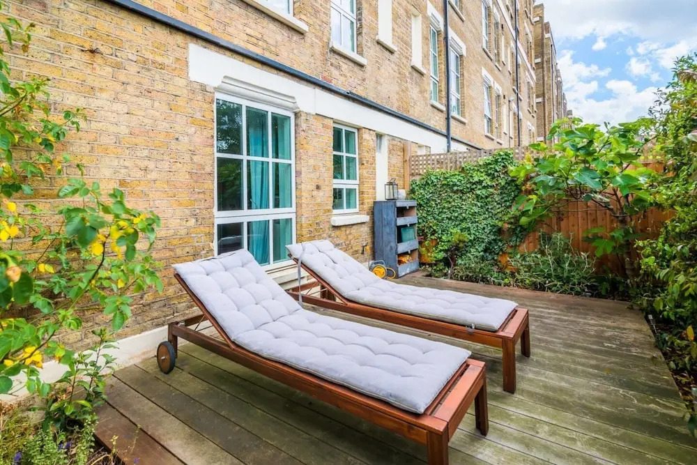 2BR Home in London W/terrace + Parking