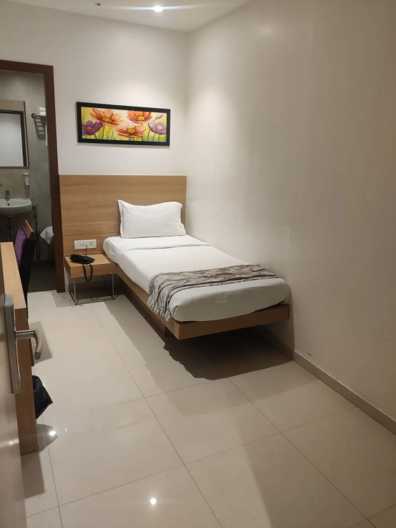 Hotel Leafio-Near Airport