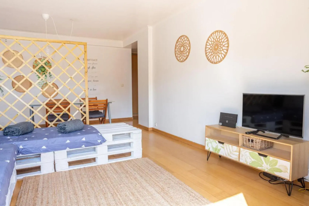 One Bedroom Apartment with Stunning River Views and Private Rooftop!