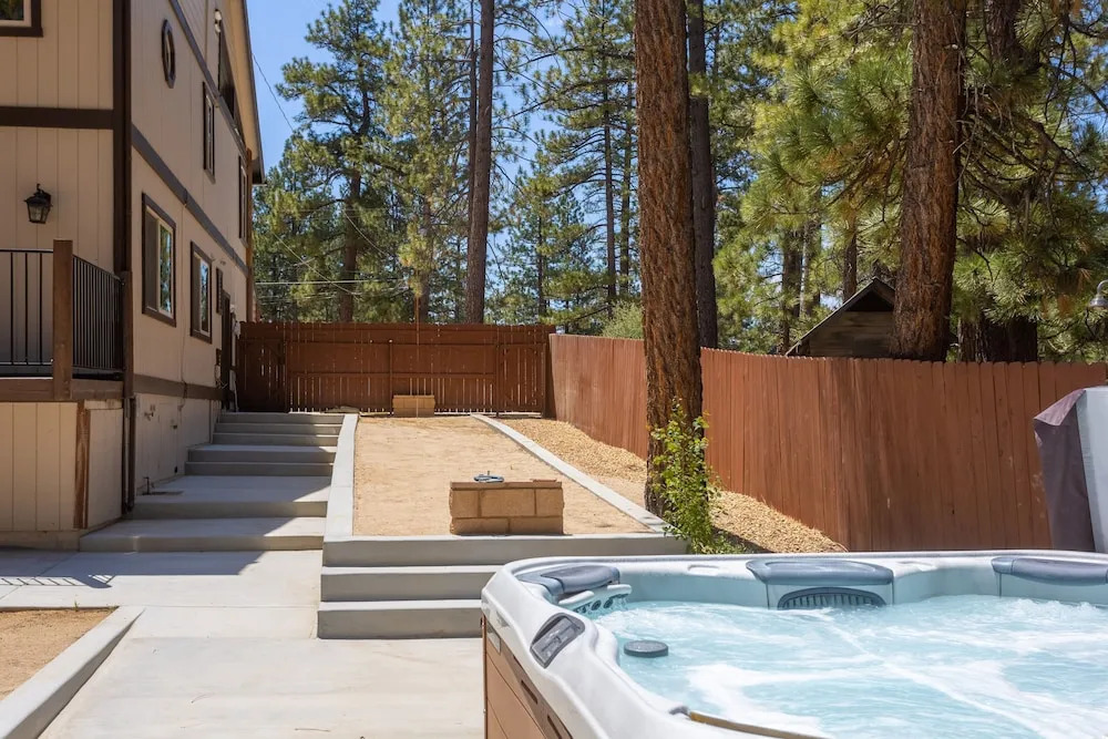 29 - Silver Fox Resort 6 Bedroom Home by Redawning