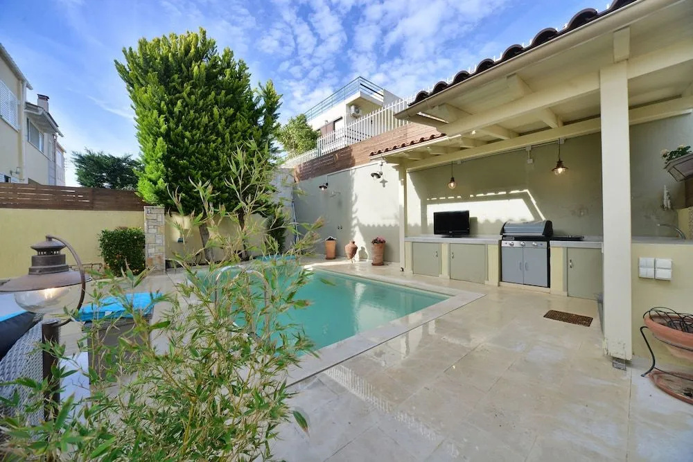 Elegant Villa by B&E