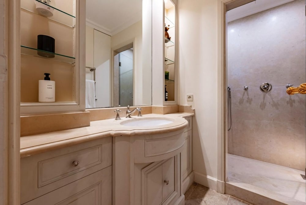 Luxury 3BR Flat Near the Champs Elys es
