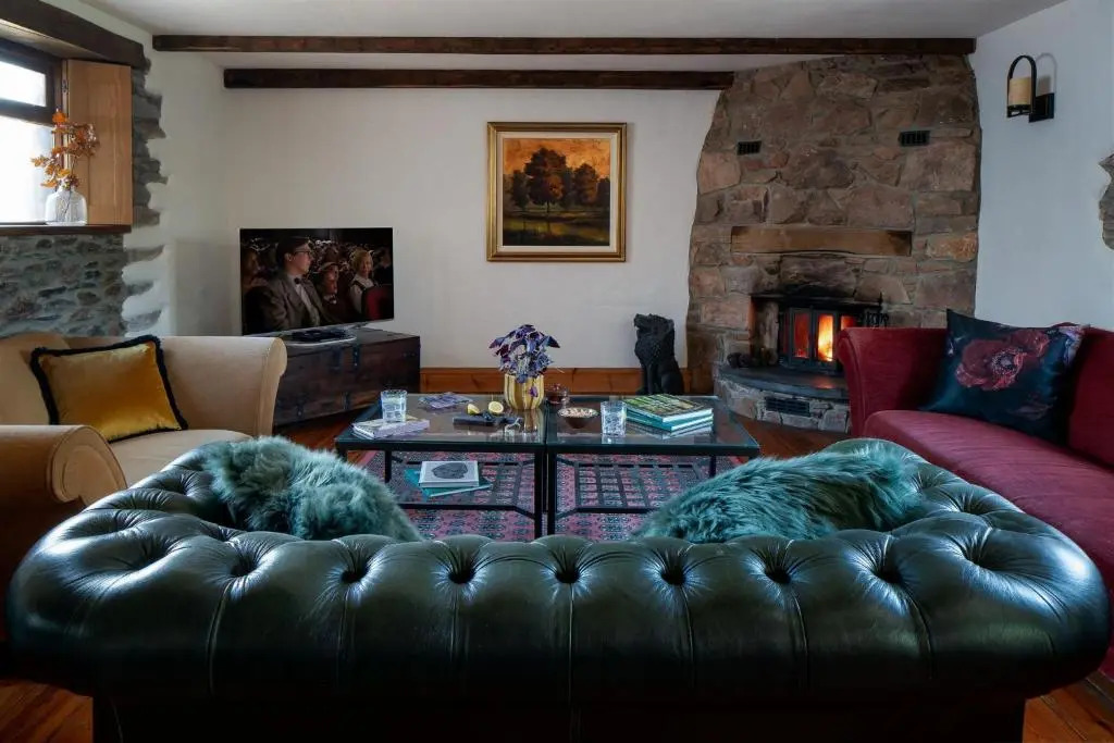 The Old Coach House - Converted barn with private garden parking and fireplace