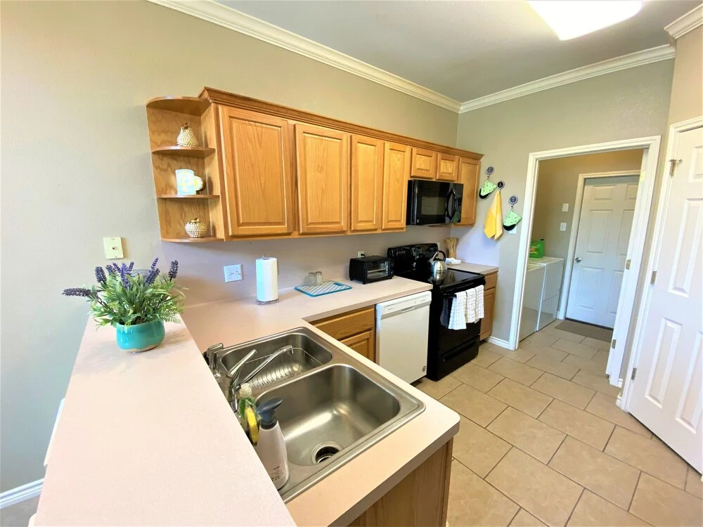 New Owner! 3 Bed, 2.5 Bath Townhouse, Close To Whitecap Beach 3 Bedroom Townhouse by Redawning