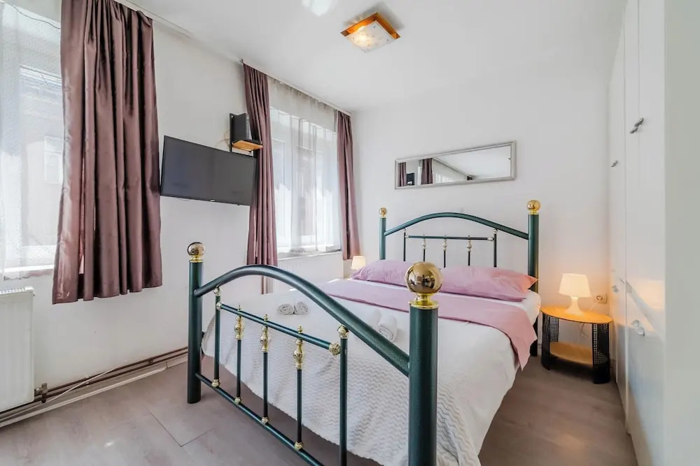Charming Downtown Studio