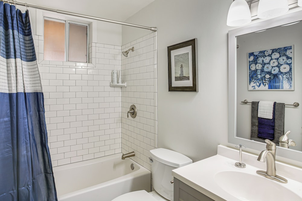 3 Mi to Coeur D'alene Lake! Cozy Mtn-town Getaway