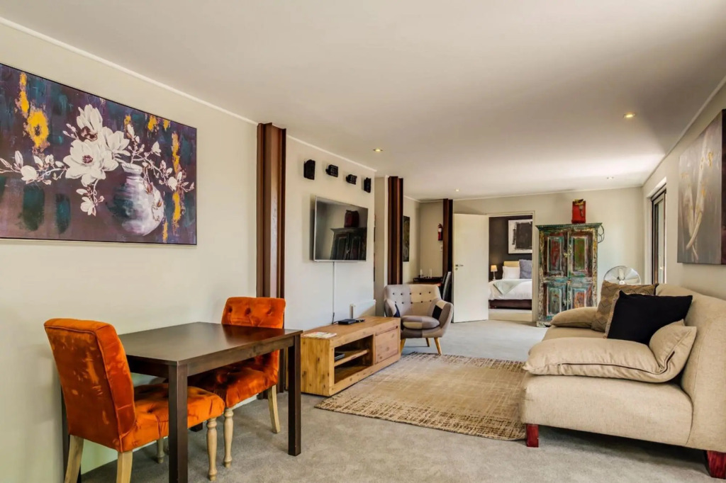 Lovely 1 Bedroom Apartment in Camps Bay