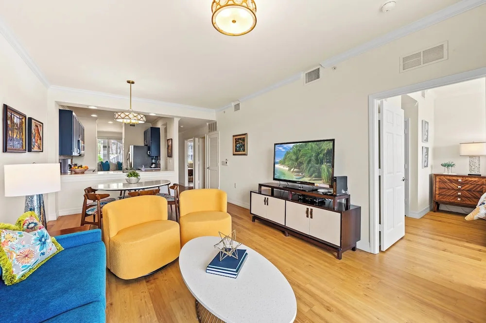 Catina Vacation Rental: Bright 2-BR Condo with Lake Views. Located in Lely Resort with Pool, Hot Tub, and Golf Access. Ideal for Golfers and Beachgoers, Minutes from Naples and Marco Island