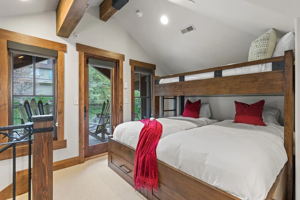 1138 Skiers Heaven! Luxury Home Close To Park City Mountain! Two Hot Tubs & Gorgeous Outdoor Space! 6 Bedroom Home by RedAwning