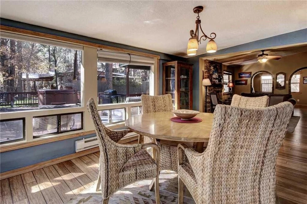 A Stones Thoreau - Two Bedroom Cabin with Hot Tub