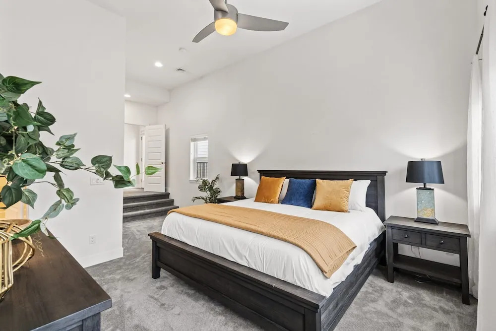 Steps From River & Old Town - Hot Tub & King Bd