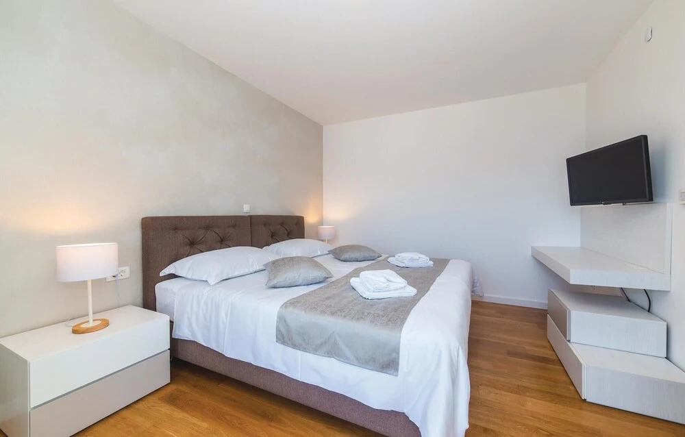 Beautiful Home In Seget Vranjca