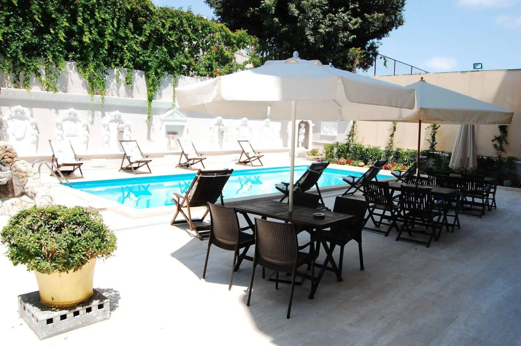 Triana Hotel