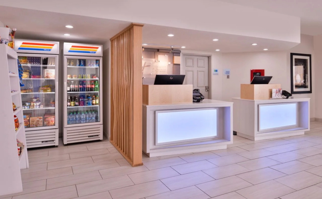Holiday Inn Express & Suites Farmington Bloomfield by IHG