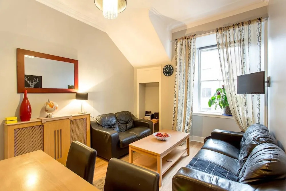 St Mary's Street 3 Bed Apartment In the Old Town