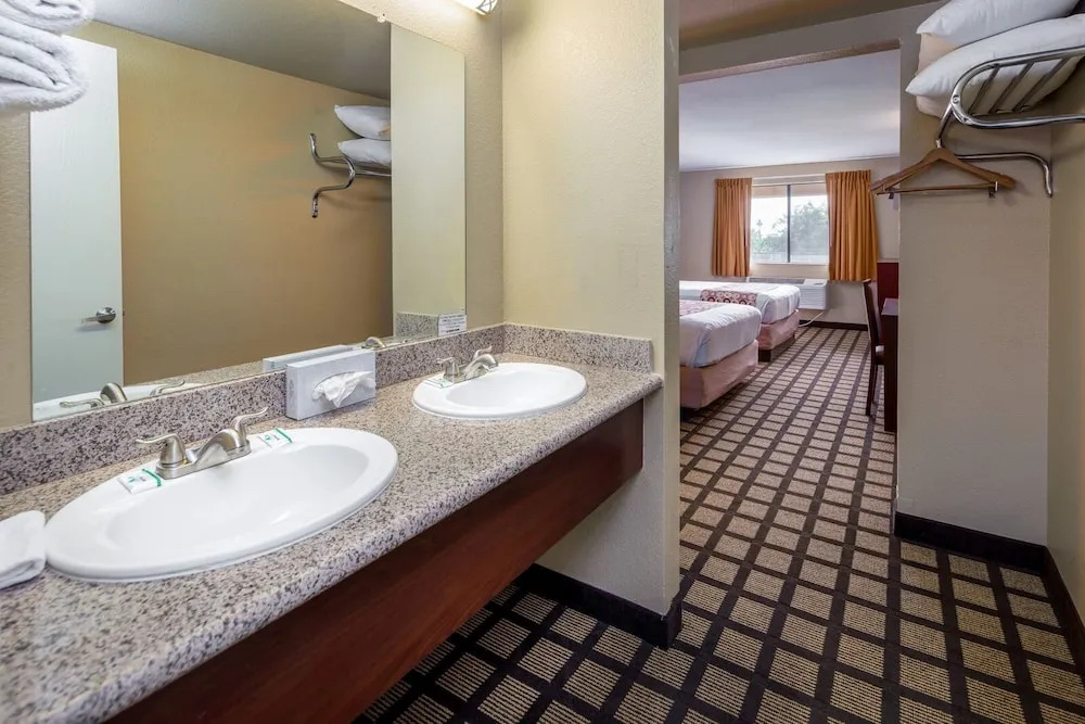 Travelers Inn - Phoenix