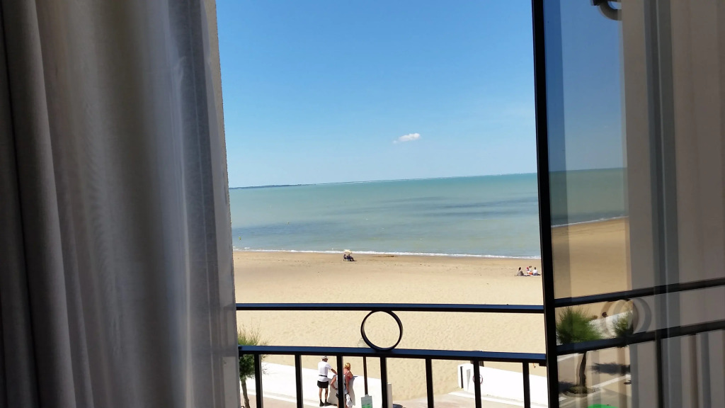 Les Flots - Hôtel et Restaurant face à locéan - Châtelaillon-Plage
