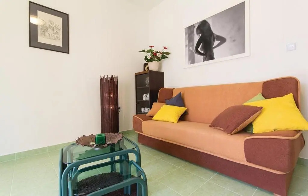 Garden apartment with terrace and grill