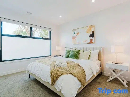 Stylish 4BR Townhouse with Private Courtyard