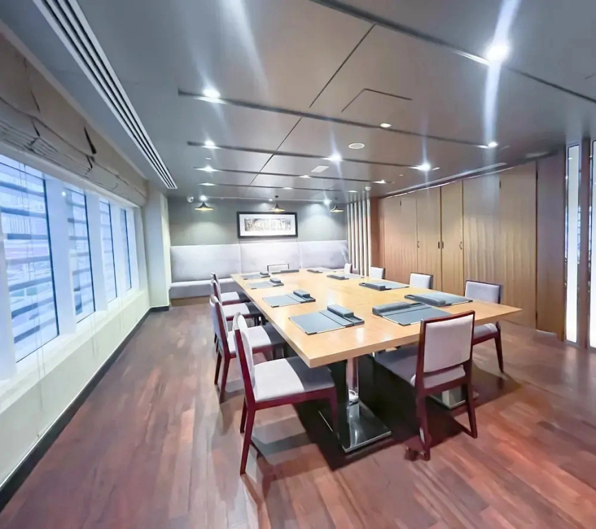 Maison Privee - Sleek and Sunny Apt in Business Bay w/ Canal Views