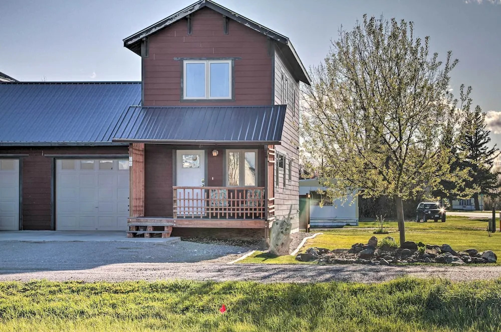 Updated Townhouse w/ Pergola, Walk to Downtown!
