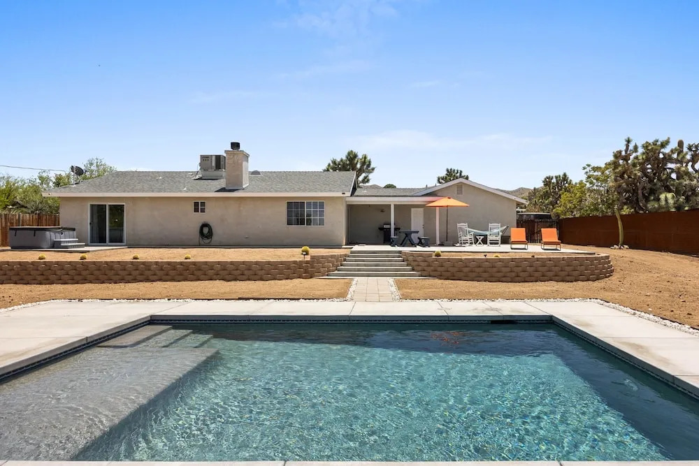 Bonanza In The Desert - Pool, Hot Tub, Grill 3 Bedroom Home by RedAwning