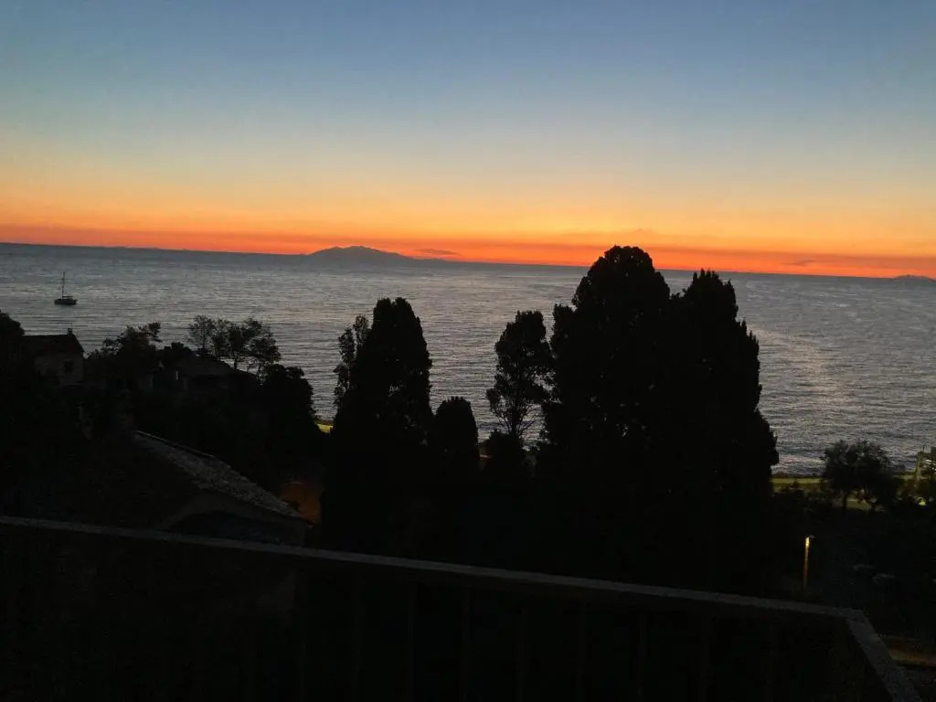 Location chambre avec salle de bain et partie commune Mountain View & Sea View renting 1 of 3 bedrooms with shared common space 3 bdrm apt not 1 bdrm plus clime ou ac