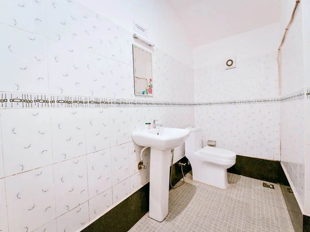 OYO 13589 HouseBoat My Trip Deluxe 4 BHK Private