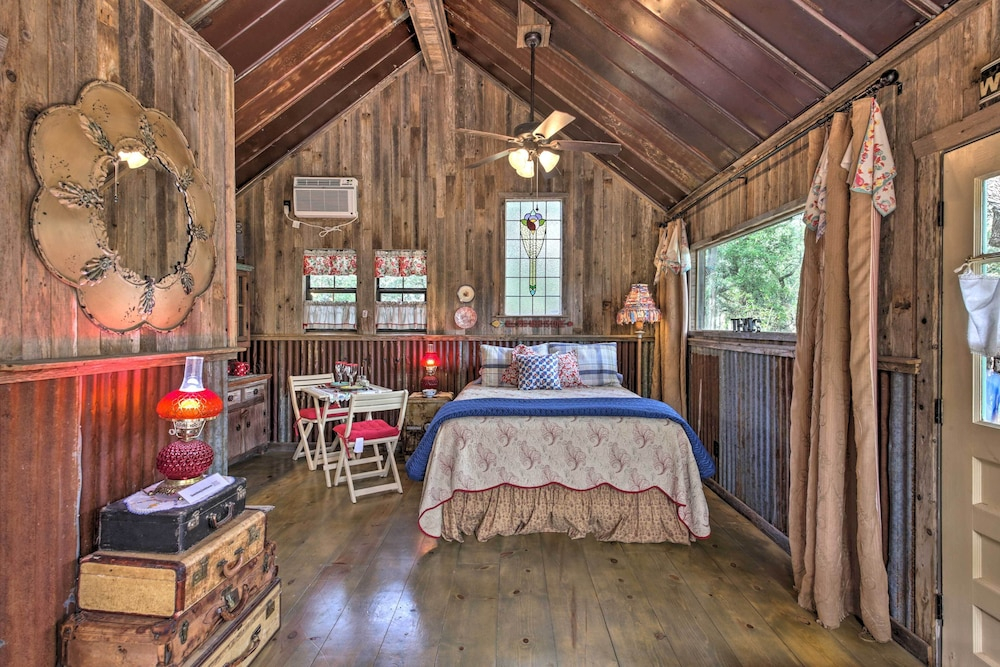 Snuggle Inn' Wimberley Cabin w/Fire Pit+Deck