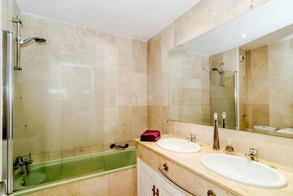 MA1 Marvelous 2 bedroom apt close to everything Roomservice