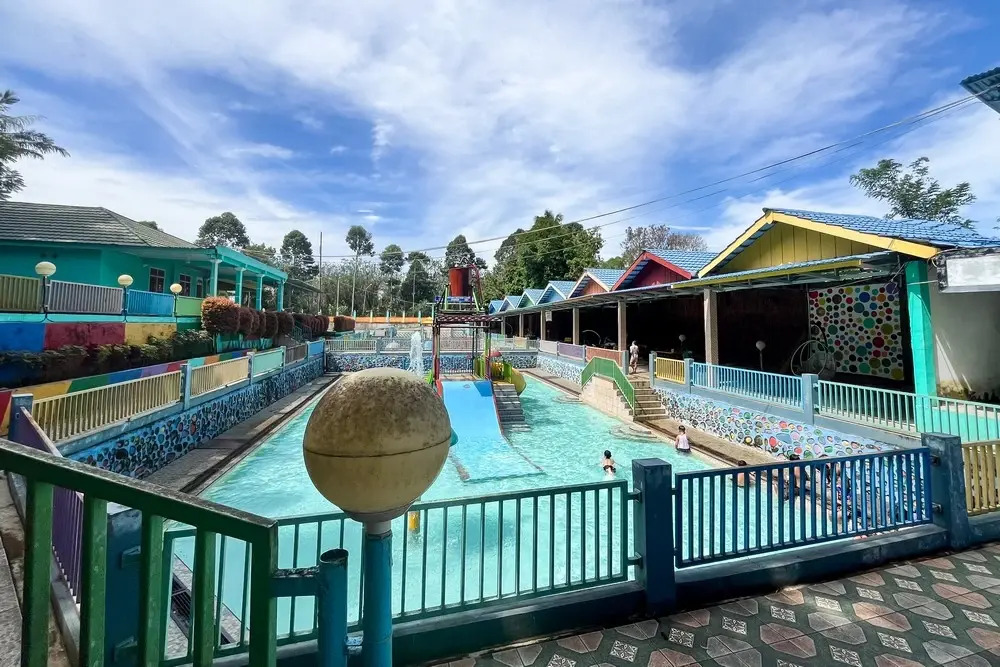 RedDoorz at Villa Waterfun Favour Pagar Alam