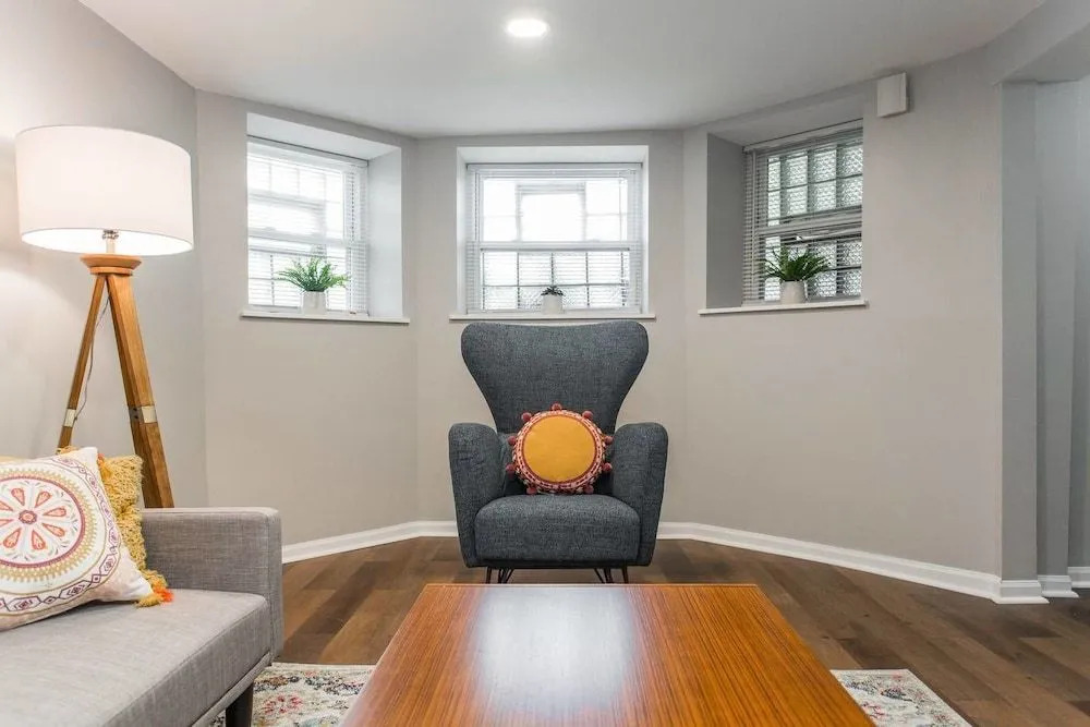 Mid Century Gem Comfort, Close to Train 3bd
