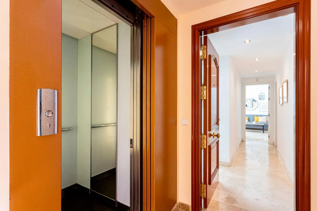 Beautiful 3 BD apartment next to the beach. Paseo de Reding II