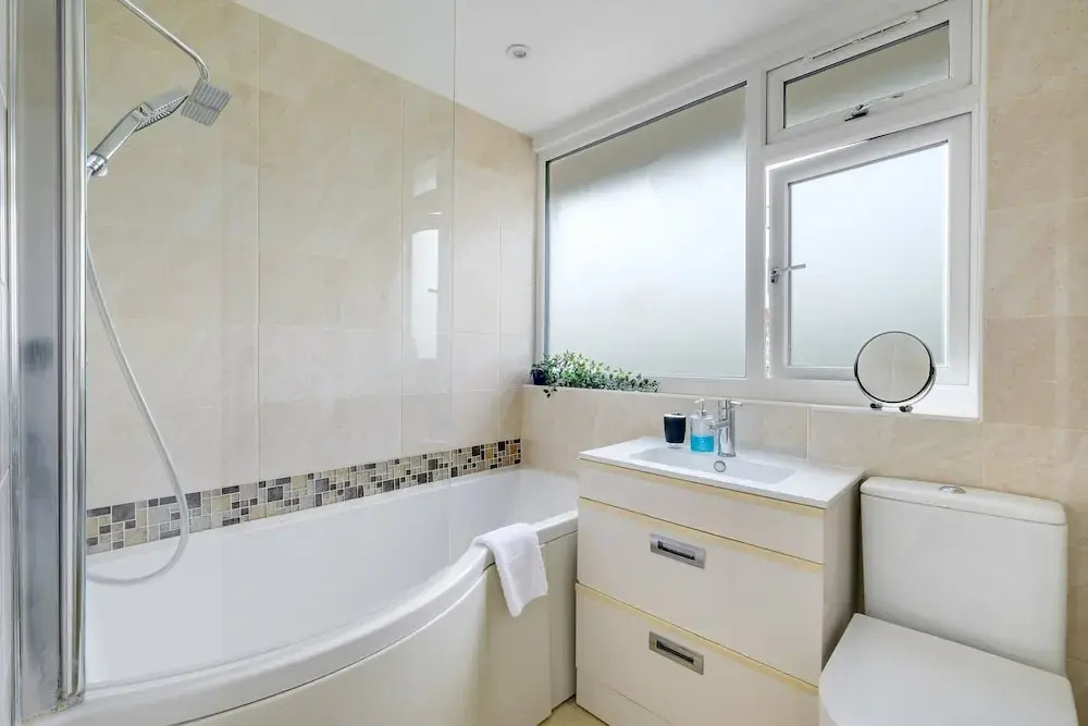 Elegant 5 Bed Home with Garden- Slough
