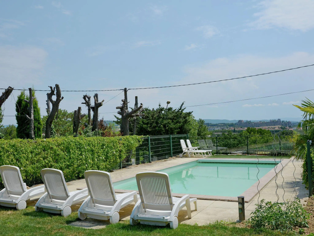 Single storey cottage with view on the Medieval city