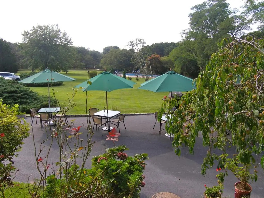 Hamlet Inn - PASSES TO COOPERS BEACH