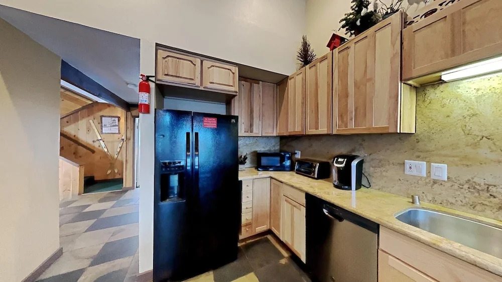 691 4 Bedroom Condo