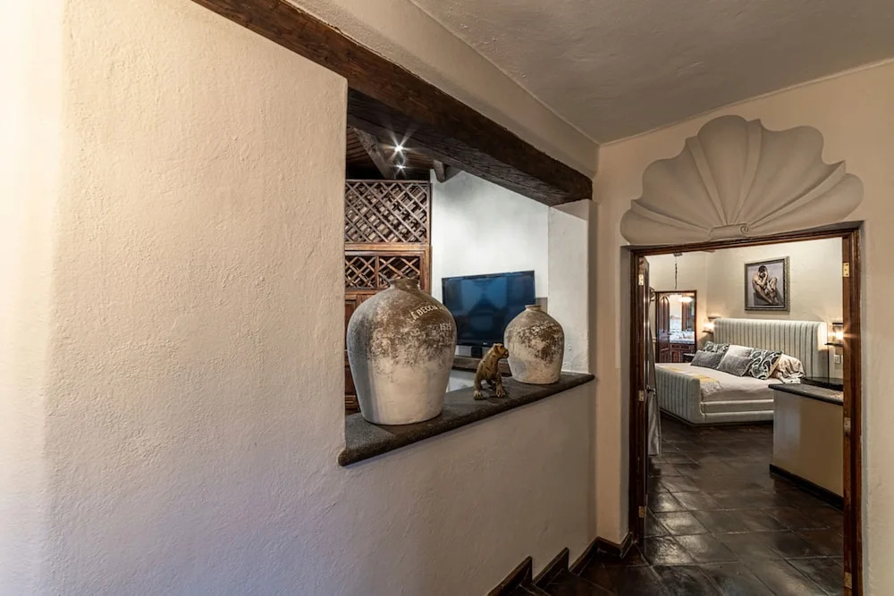 HOLT - Classic Chalet with Pool Overlooking Parroquia
