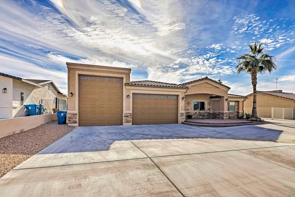 Luxe Retreat w/ Lake Havasu View & Pool!