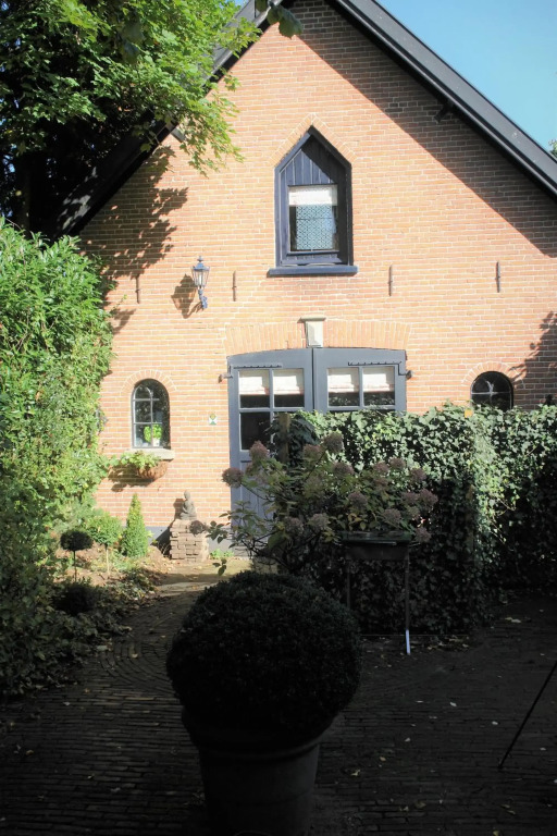 In het koetshuis