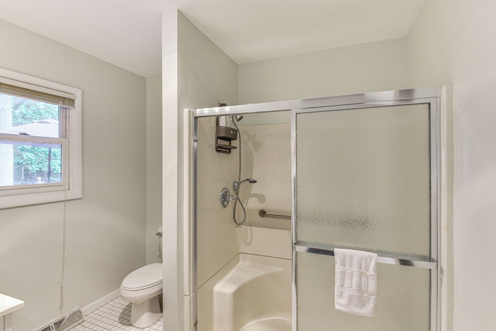 Charming Union Pier Home w/ Deck: Half-mi to Beach