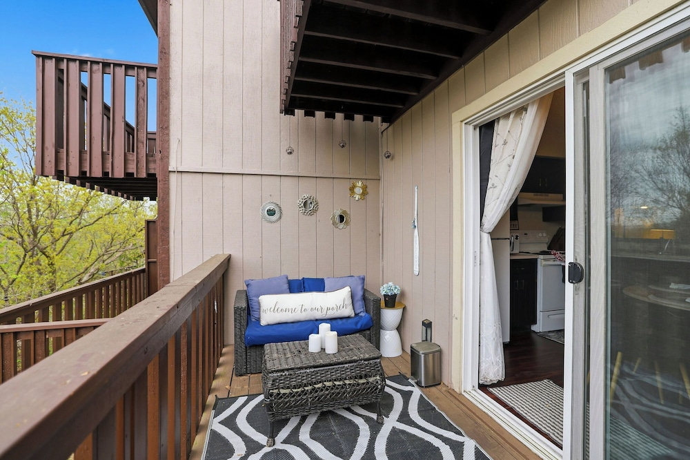 Holiday Island Escape w/ Panoramic Lake Views