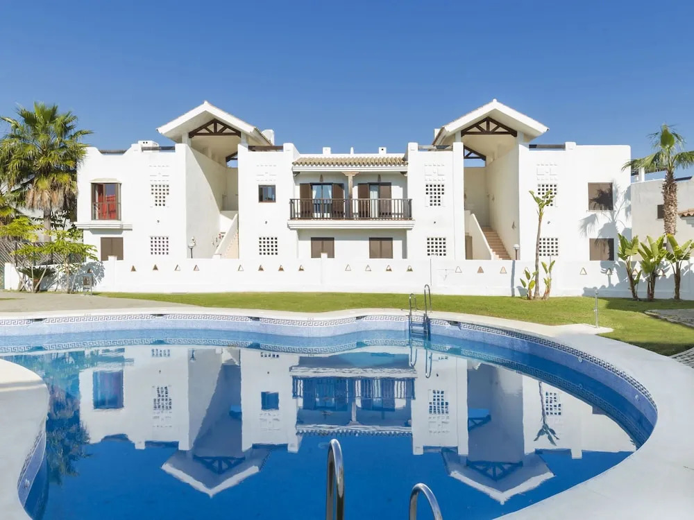 Luxury Apartment Surrounded by Several Golf Courses near Sea
