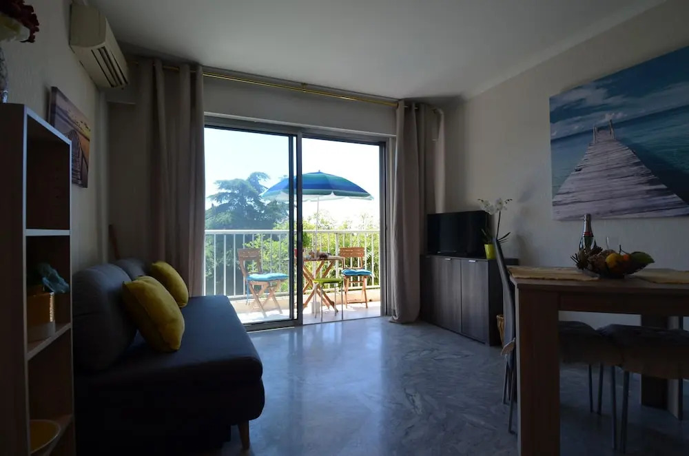 Large studio 4 persons with balcony Valrose district in Nice