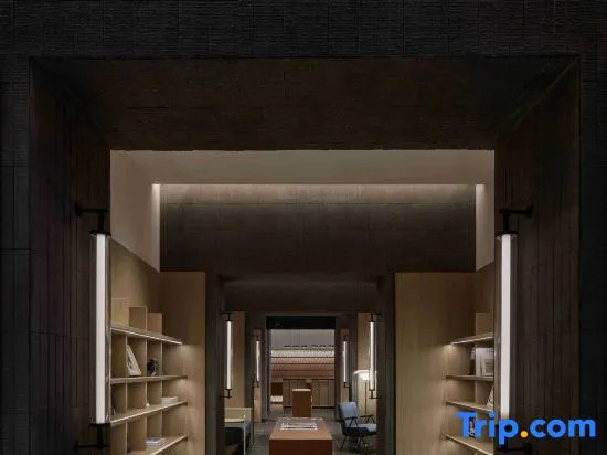 Weilu Hotel (Zhengzhou Jinshui Road Yanzhuang Metro Station Branch)