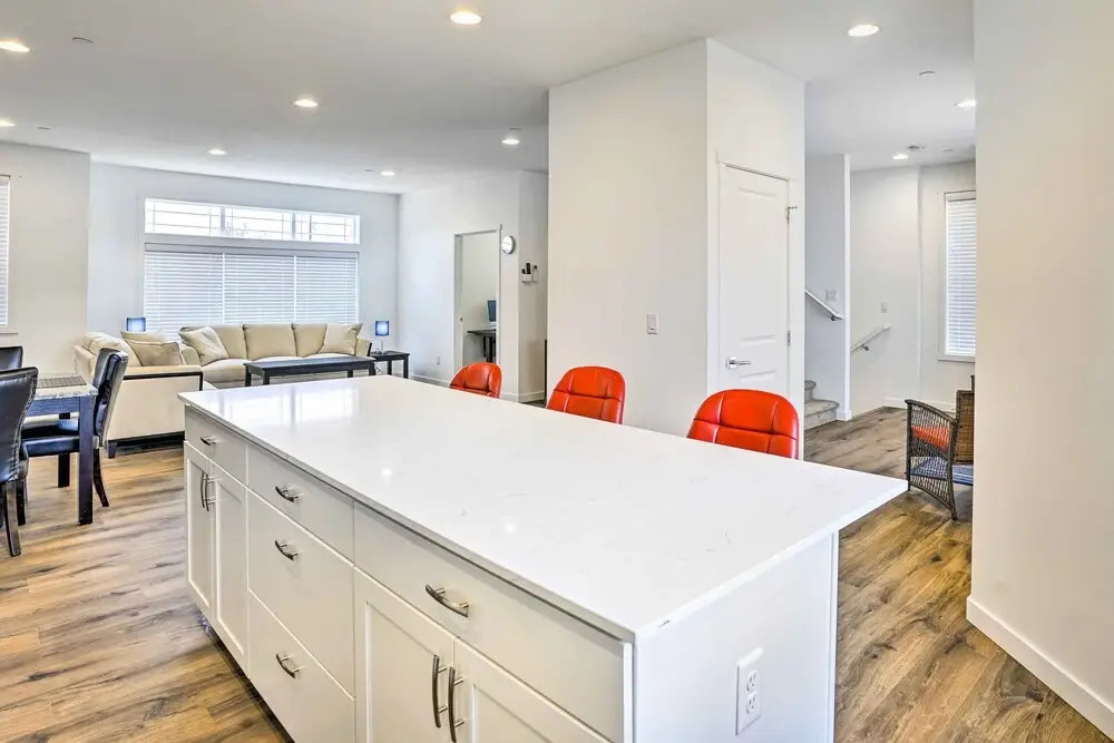 Modern Monroe Home - Private Yard & Mtn Views