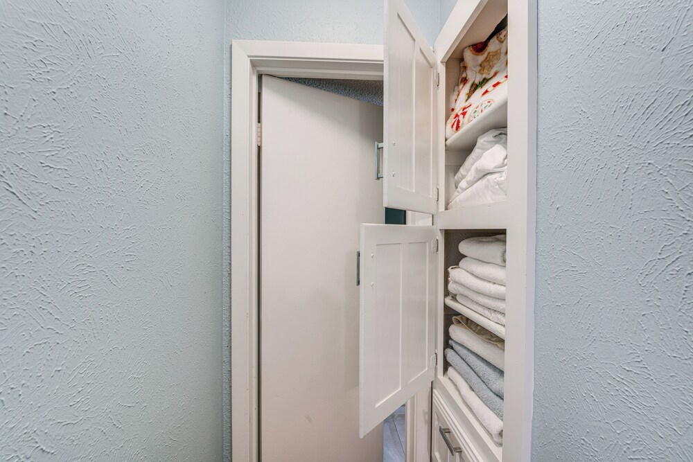 Near Expressways! Cozy Dallas Condo w/ Workspace