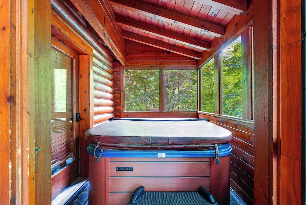 Cozy Family Cabin w/ Hot Tub ~ 4 Mi to Dollywood!