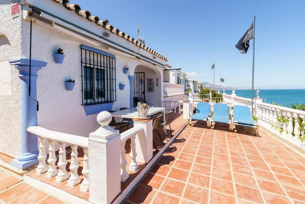 12 House in front of the sea